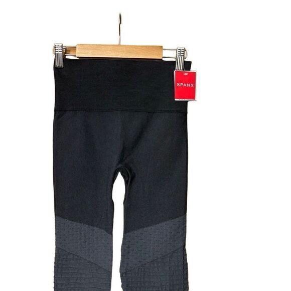 SPANX very black Look At Me Now seamless moto leggings XS new - Picture 11 of 12